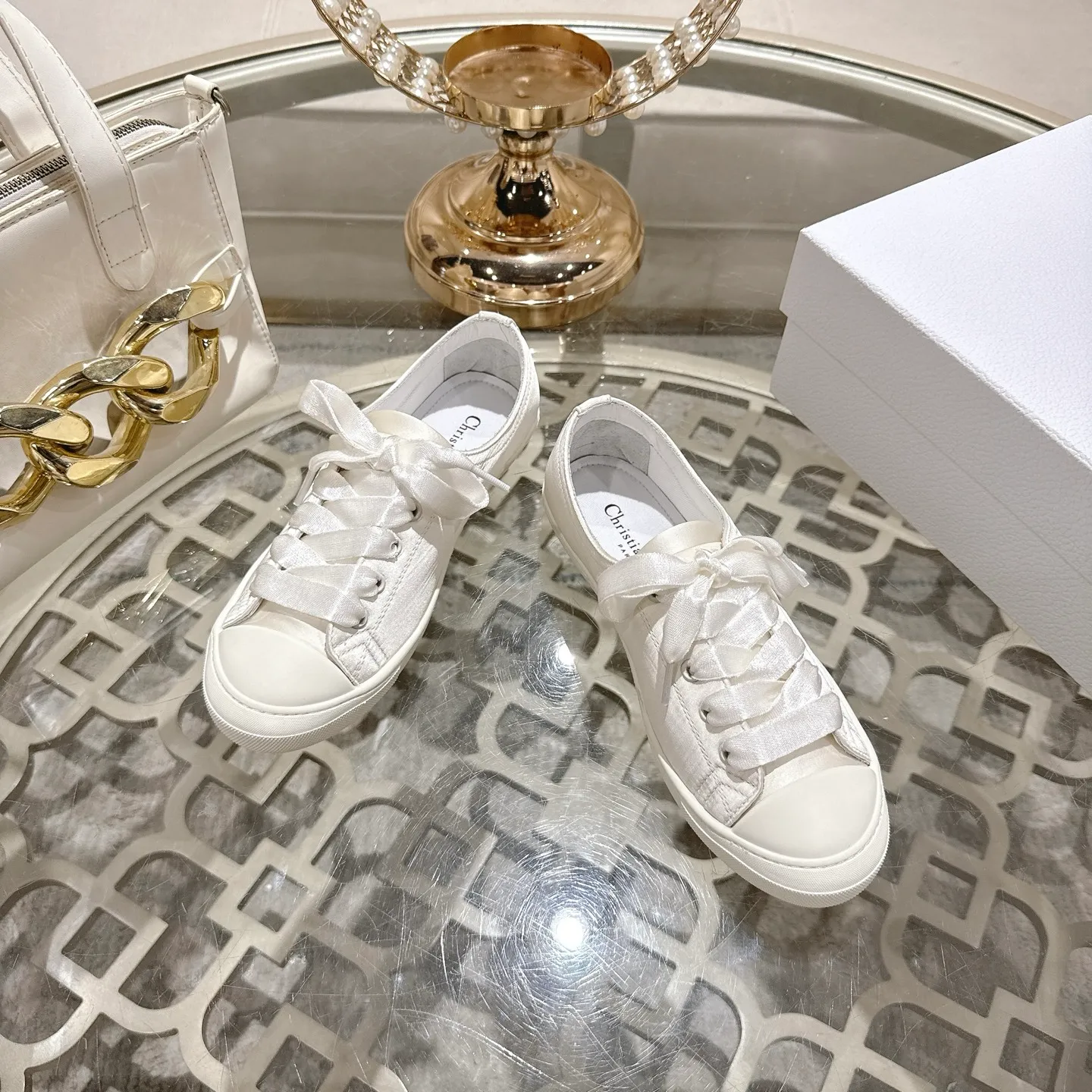 👟👟Ex-factory price 520👟👟 DIOR Dior's 2025 latest lucky satin casual shoes thin-soled shoes. Many celebrity Internet celebrities planted Chanristian Dior logo buckles. The designer really understands the needs of girls in summer. This new product Lucky thin-soled shoes are as cute as her name. The thin sole + shallow mouth design makes the whole pair of shoes very light and easy to wear. Fabric: Satin with wide satin laces of the same color. They are so beautiful that they are speechless in the sun. The soft shoe body looks like stepping on clouds with socks and culottes. It is windy and lazy when walking. It gives you the "effortless" elegance when you take a shot. Outsole: Original molded TPU outsole Size: 35-41 (41 is custom-made and cannot be returned or exchanged)
